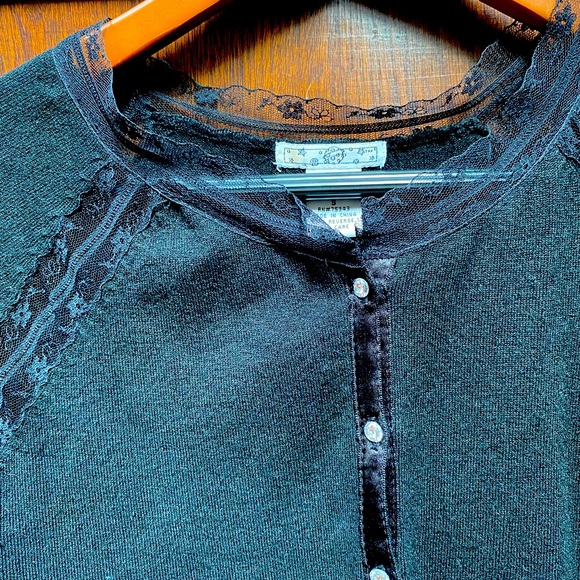 Gorgeous embroidered cardigan with sequin, satin and lace details. - Picture 6 of 7